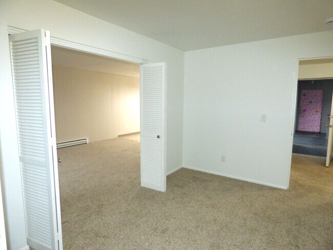 Building Photo - Rent Special: 1/2 Off April's Rent!! - Upstairs 2 Bedroom Unit