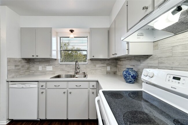 Building Photo - 1709 Wild Basin Ledge