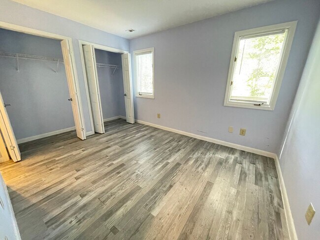 Building Photo - Mill Creek - Updated 2br 2ba garden-style ...