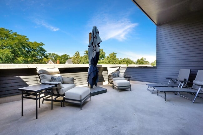 Building Photo - 1364 Vine St