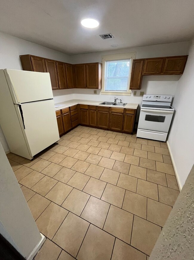 Building Photo - 3 Bedroom, 1 Bathroom House
