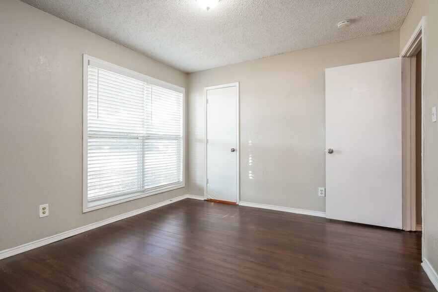 Building Photo - 6419 Twin Spruce Ct