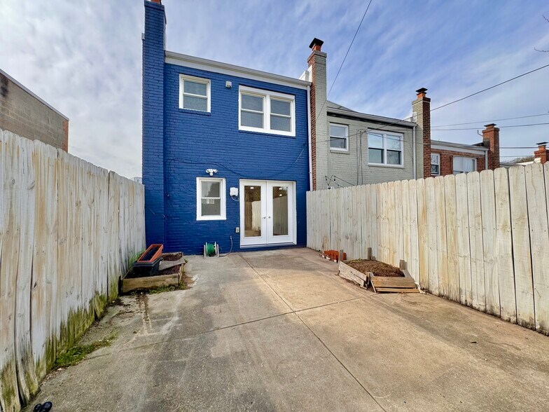 Building Photo - 1151 Summit St NE