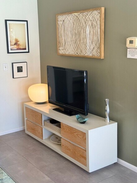 Building Photo - 777 E San Lorenzo Rd