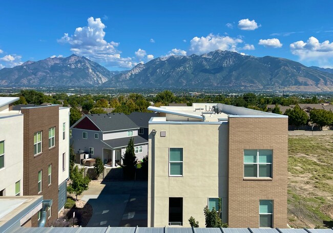 Building Photo - Gorgeous Townhome in South Jordan!