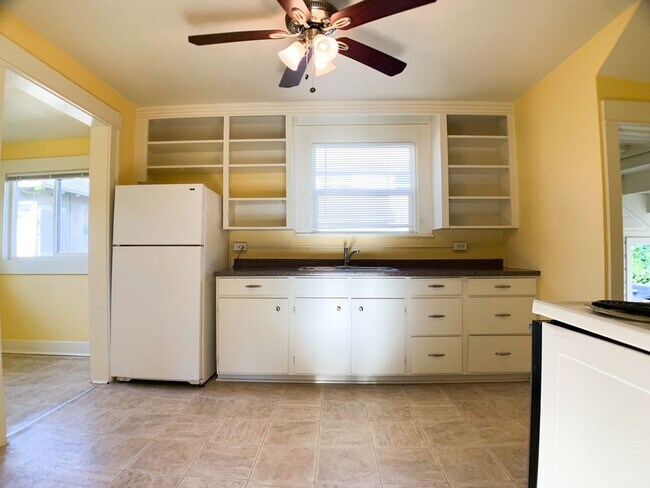 Building Photo - Adorable 3bdrm Home in Great Neighborhood! Lovely Yard!