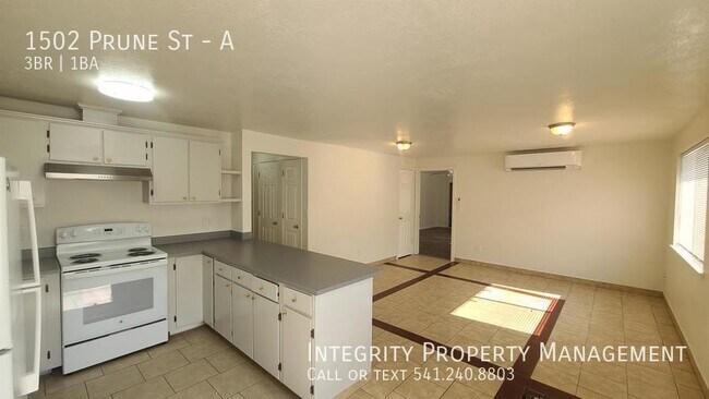 Building Photo - 1502 Prune St