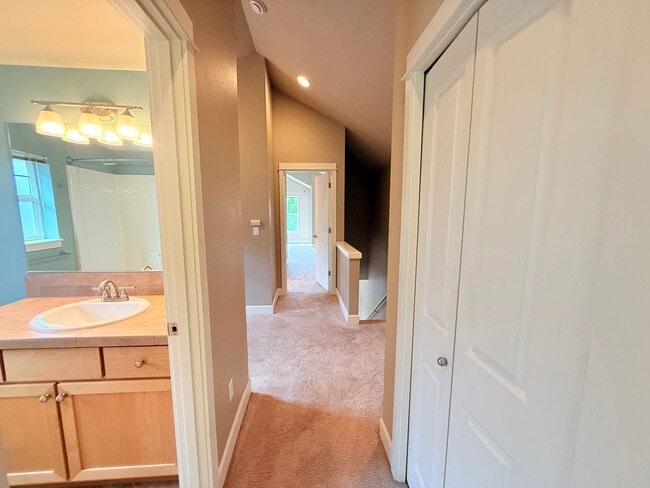 Building Photo - West Seattle Townhome