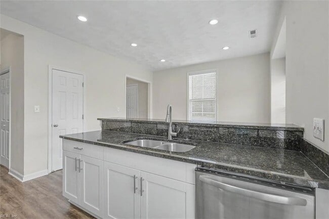 Building Photo - 601 Huntly Dr