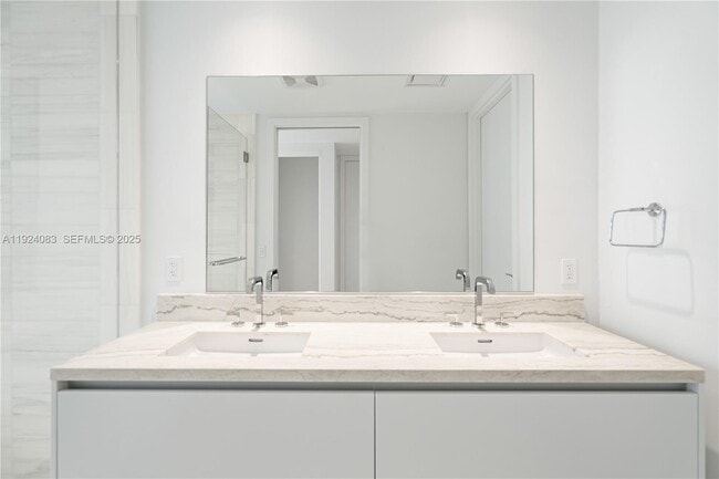 Building Photo - 700 NE 26th Terrace