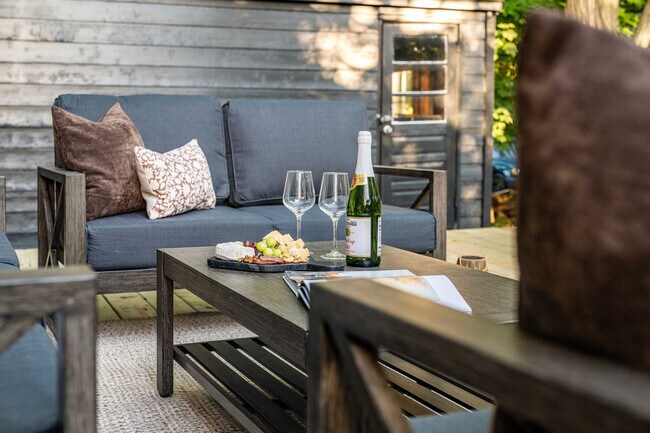 Building Photo - 52 Church St