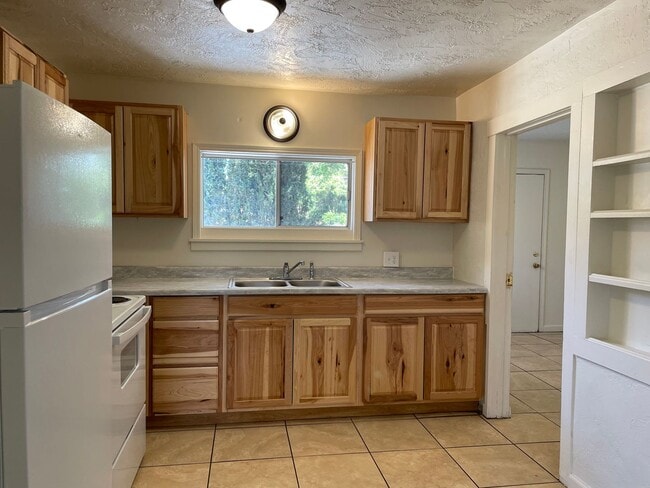 Building Photo - Nice 3 bedroom 1 Bath Home-Fully Fenced Ba...
