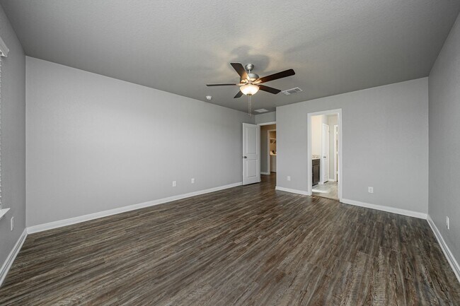 Building Photo - Bright & Cozy Home
