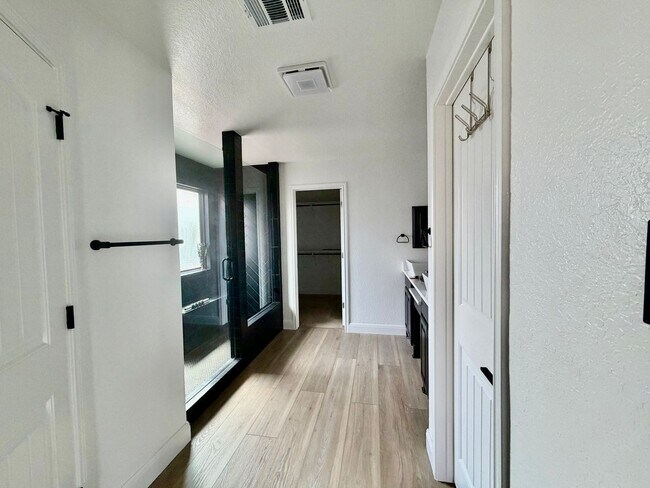 Building Photo - Welcome home to 621 Cavan!