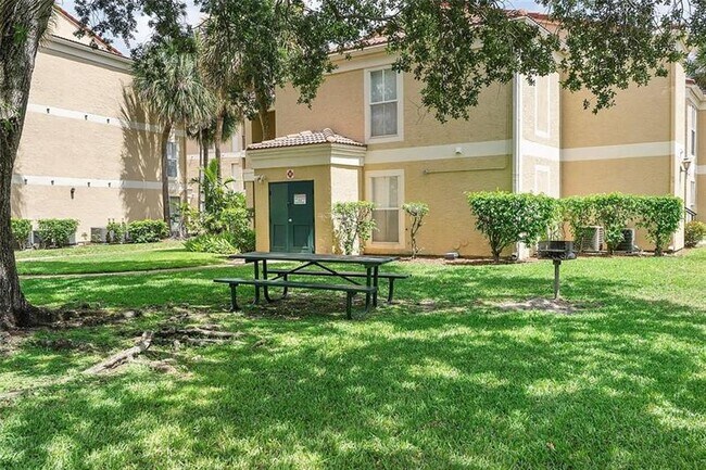 Building Photo - 833 Riverside Dr