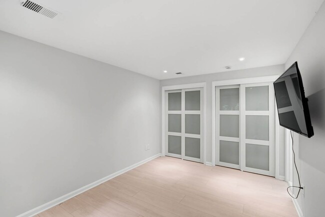 Building Photo - 1625 Q St NW