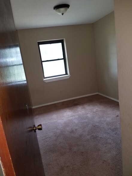 2nd bedroom with closet with shelves - 12400 N Luther Rd