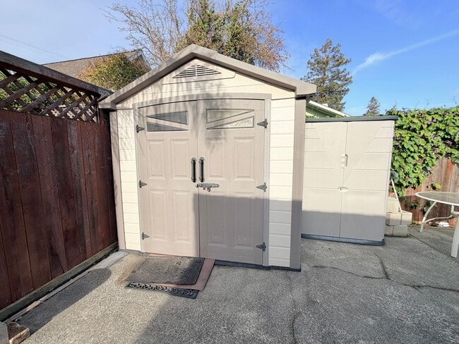 Building Photo - Charming One-Bedroom Near Downtown Petaluma – Utilities Included