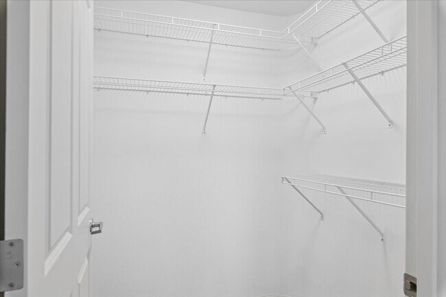 Building Photo - Prime Maple Leaf Bright 2-Bed 2-Bath Corne...