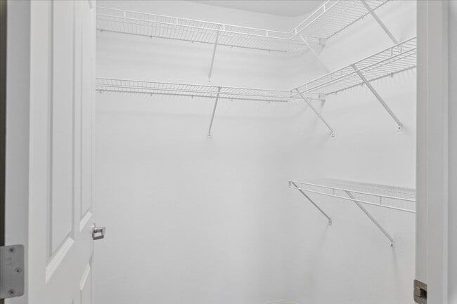 Building Photo - Prime Maple Leaf Bright 2-Bed 2-Bath Corner Condo