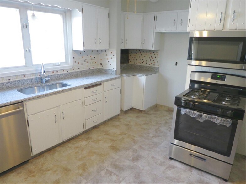 Primary Photo - 38 Sterling St