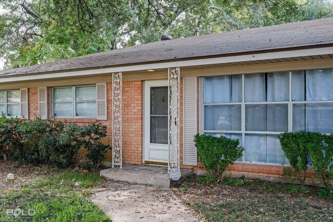 Building Photo - 2940 W Cavett Dr