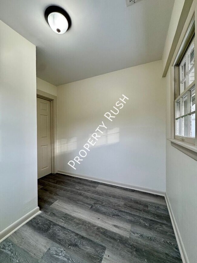 Building Photo - 1820 Tunnel Blvd