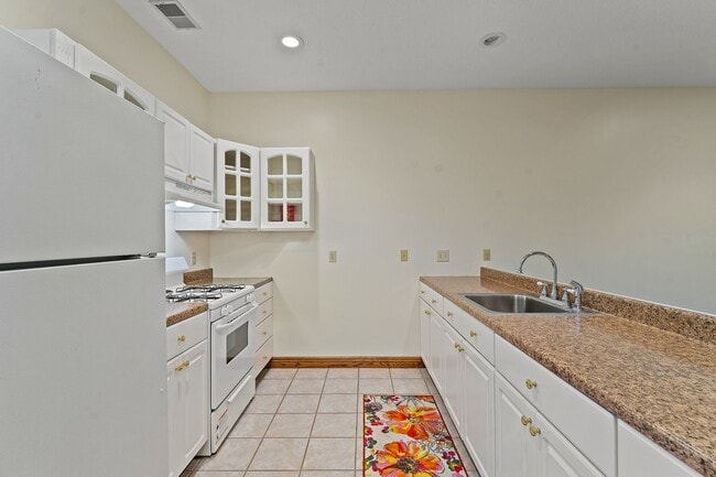 Building Photo - 652 Saddlebrook Dr
