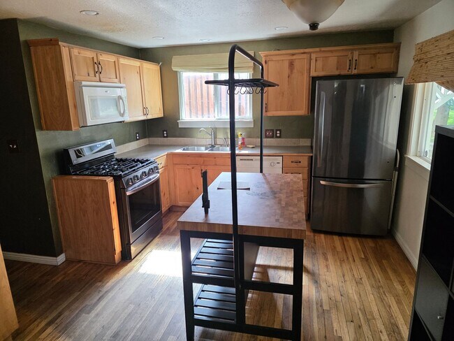 Building Photo - Charming 4 bed 2 bath home