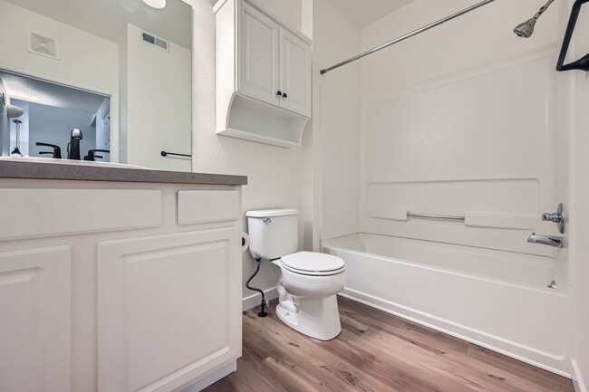 Building Photo - Bright & Cozy 2BD/2BA Townhome in Meadowview neighborhood!