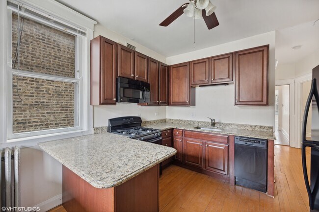 Building Photo - 1444 W Berwyn Ave