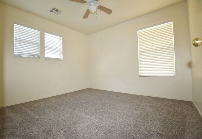 Building Photo - Spacious 3 bedroom 2.5  bath home with a loft