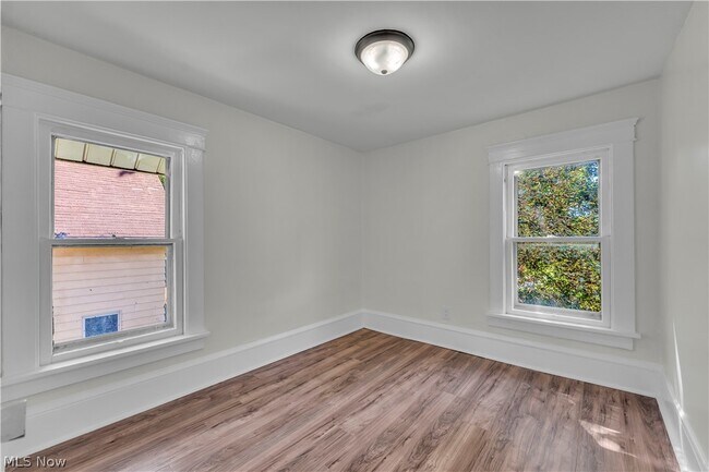 Building Photo - 1296 W Wilbeth Rd