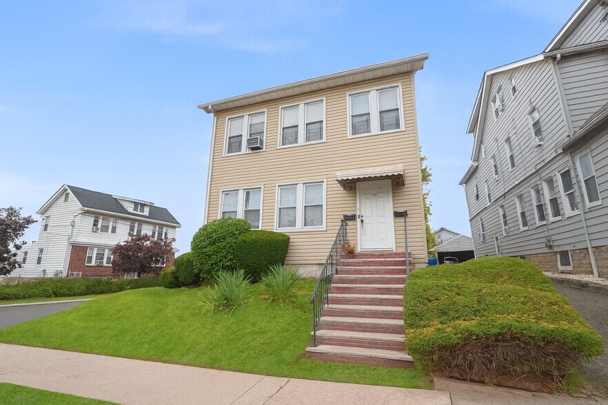 EXTERIOR - FRONT VIEW - 33 Jefferson Ave