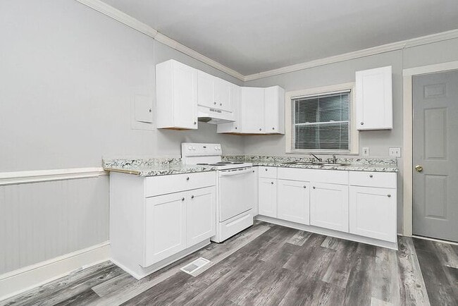 Building Photo - Charming 2BD/1BA Duplex Off West Blvd