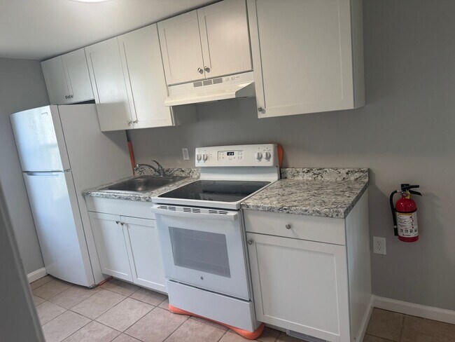 Building Photo - Charming 3 bedroom, 1 bath recently update...