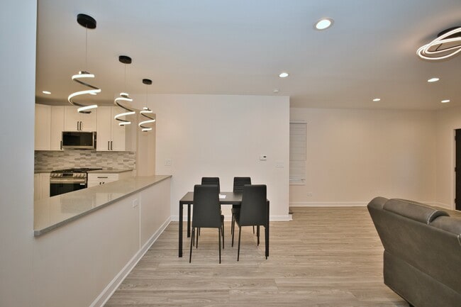 Building Photo - 4616 N Kostner Ave