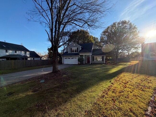 Building Photo - Spacious 3/3 Available For Move In Now