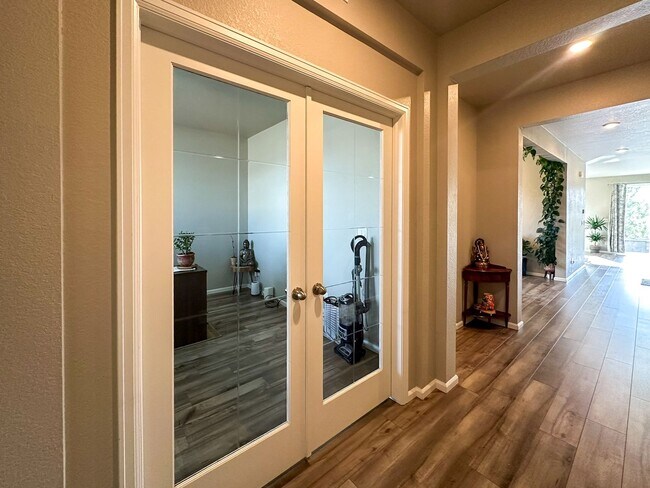 Building Photo - Almost Brand New Meadowlark 4bd 3.5ba home