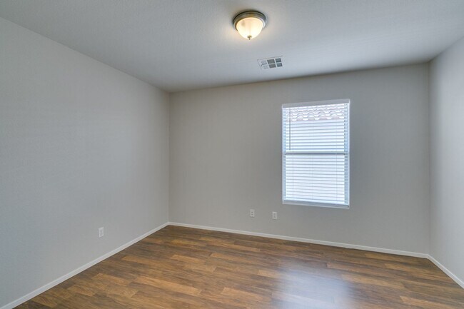 Building Photo - 2 bedroom + Den- Upgraded Flooring ready for immediate move in