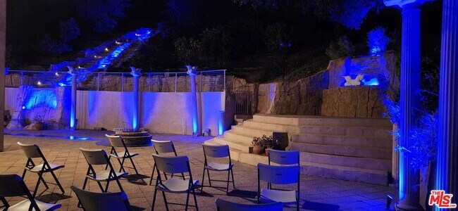 Building Photo - 3889 Old Topanga Canyon Rd
