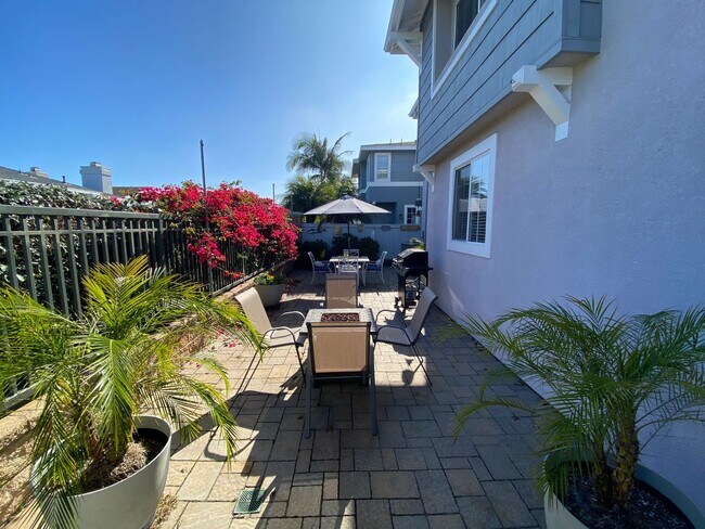 Building Photo - Beautiful 4 Bd/2.5bth within the Poinsettia Cove Community!