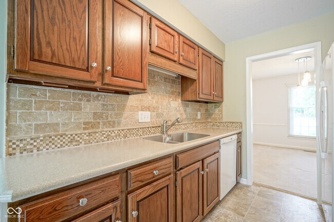 Building Photo - 10924 Lakeshore Dr W