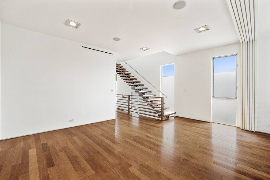 Building Photo - 419 Venice Way