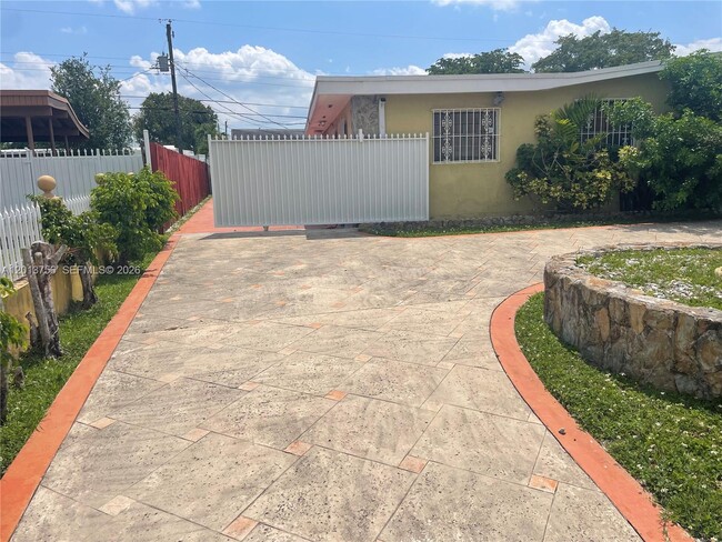 Building Photo - 4115 SW 108th Ave