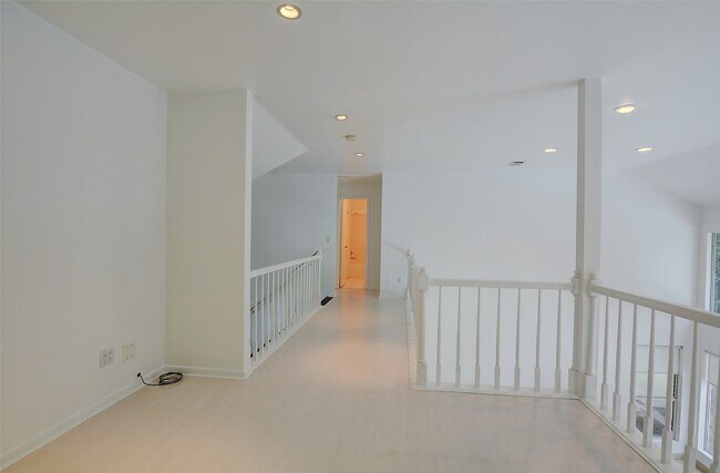 Building Photo - 10 E Indian Sage Cir
