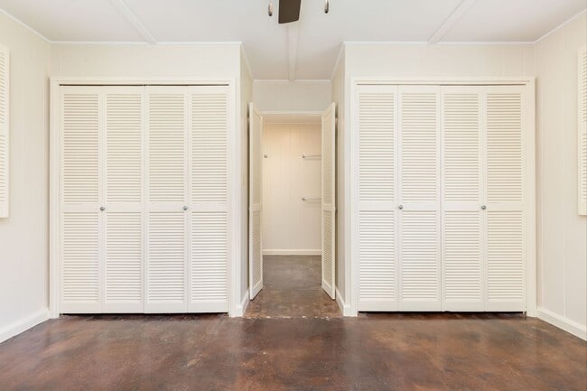 Building Photo - Rare Find: Tantalus Rustic Charm: Large: 1 Bdr/1 Bth:- Electric Included