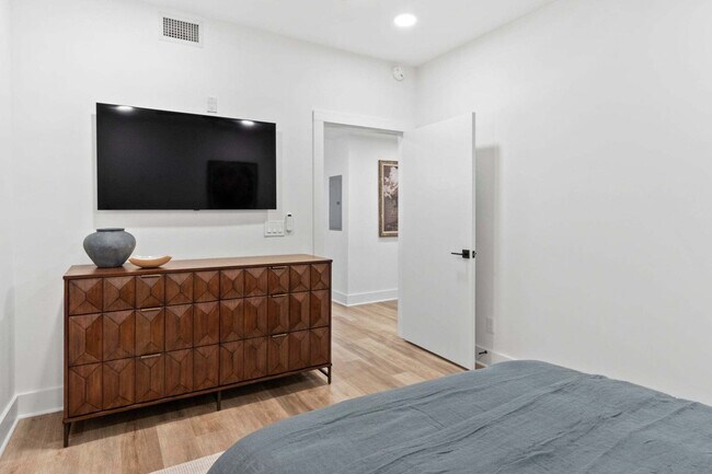 Building Photo - 346 Peters St SW