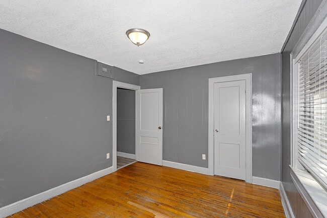 Building Photo - 3223 E 8th St