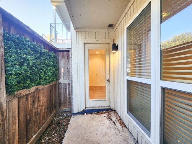 Building Photo - BEAUTIFUL REMODELED 1 BEDROOM 1 BATH CONDO.  GREAT LOCATION!